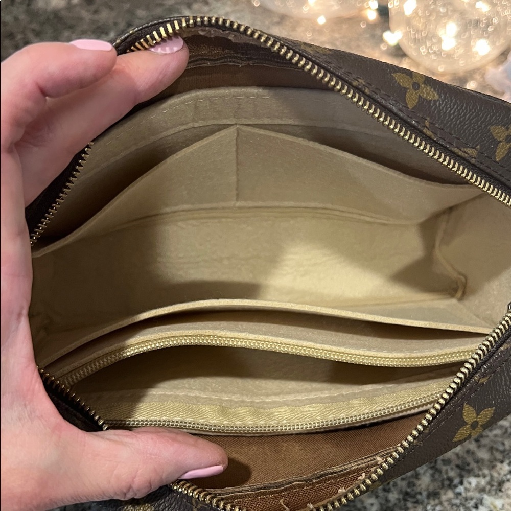 Louis Vuitton Monogram Trousse Toilette 23 - Picture 13 of 16